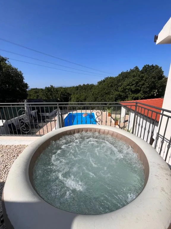 Jacuzzi na terasi s pogledom na bazen i zelenilo